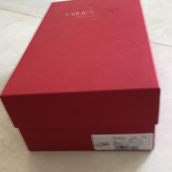 Valentino Garavani Leather Thong Sandal. Size 36 - Picture 4 of 4